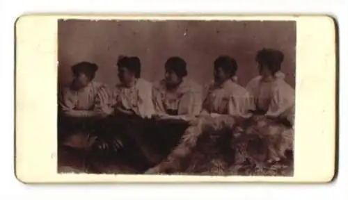 Fotografie unbekannter Fotograf und Ort, fünf junge Damen in Kleidern der Reihen nach aufgereiht, Schnappschuss