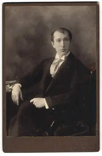 Fotografie Hugo Wessely, Wien, Schauspieler posiert sitzend auf einem Stuhl