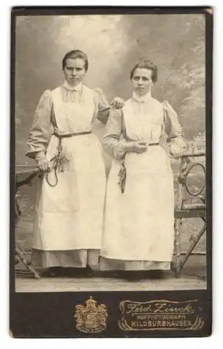 Fotografie Ferd. Zinck, Hildburghausen, zwei Hausdamen / Hausmädchen mit Schlüsselbund und Schürze
