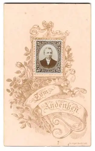 Fotografie C. L. Vogel, Berlin, junger Knabe im Anzug auf einer Briefmarke, im Passepartout von Lithograf C. L. Vogel