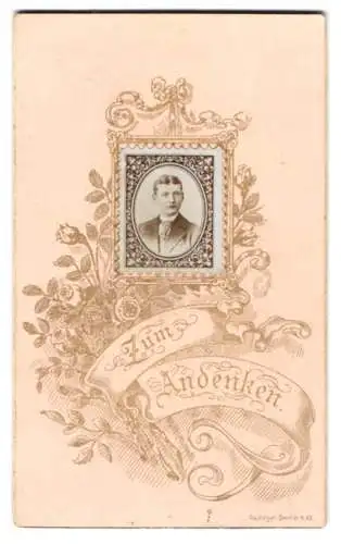 Fotografie C. L. Vogel, Berlin, junger Mann mit Mittelscheitel auf Briefmarke, im Passepartout von Lithograf C. L. Vogel