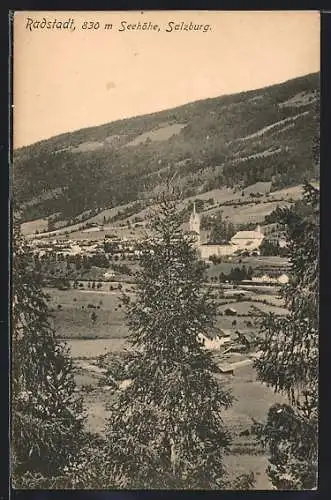 AK Radstadt /Salzburg, Ortsansicht mit der Kirche über Bäume hinweg