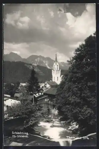 AK Schladming, Ortspartie mit Kirche und Bergpanorama