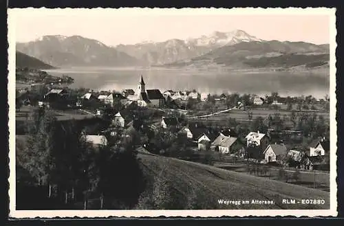 AK Weyregg am Attersee, Ortspanorama vom Berg aus gesehen