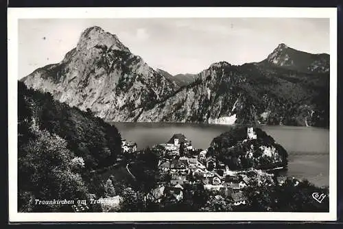 AK Traunkirchen am Traunsee, Ortsansicht mit See und Bergspitze