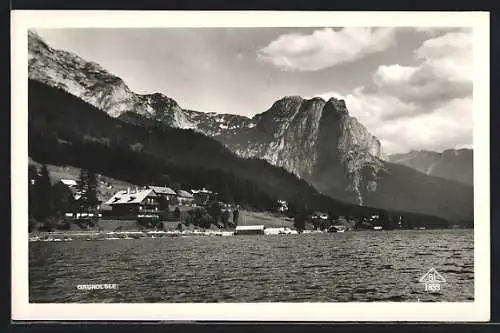 AK Grundlsee, Teilansicht vom See aus, mit Bergpanorama