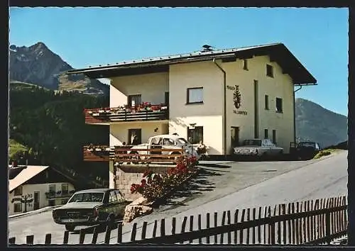 AK Fontanella /Grosswalsertal, Pension Val Ladritsch K. Stark mit Strasse, VW-Käfer