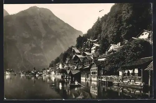 AK Hallstatt, Uferpartie mit Bergen