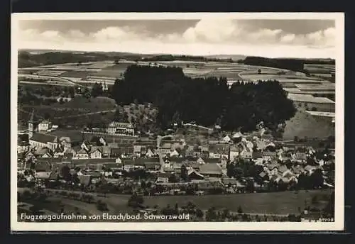 AK Elzach / Schwarzwald, Teilansicht mit Kirche, Fliegeraufnahme