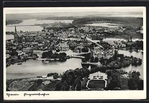 AK Schwerin / Mecklenburg, Teilansicht mit Kirche, Fliegeraufnahme