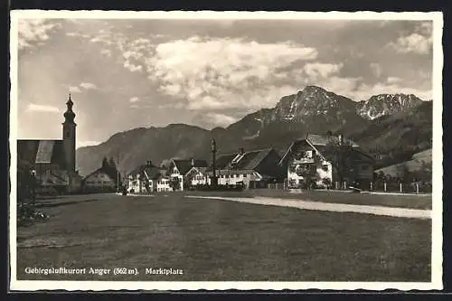 AK Anger /Bayern, Marktplatz mit Kirche vor Bergpanorama