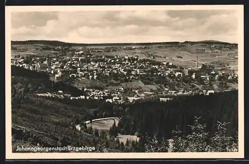 AK Johanngeorgenstadt /Erzgebirge, Ortsansicht aus der Ferne mit Auersberg