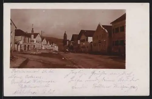 AK Putzleinsdorf, Strassenpartie mit Brunnen