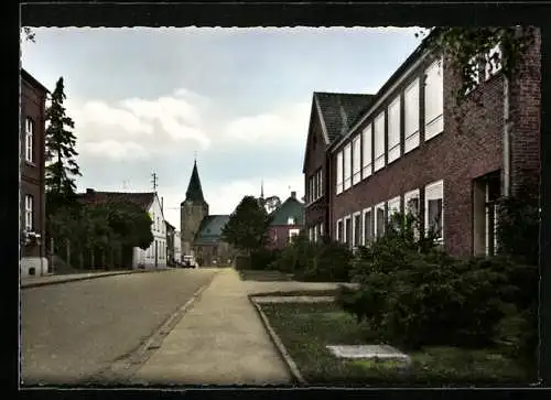 AK Niederkrüchten, Dr.-Lindemann-Strasse mit Schule und Kirche