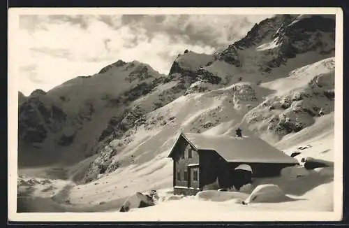 AK Bovalhütte, Berghütte mit Piz Bernina im Winter