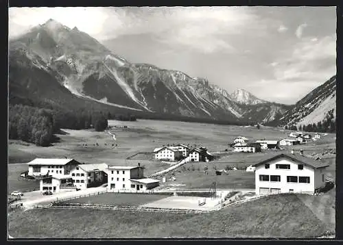 AK Tschierv, Ortsansicht mit Gasthaus Sternen und Schulhaus mit Pitz d`Aint und Ofenpass