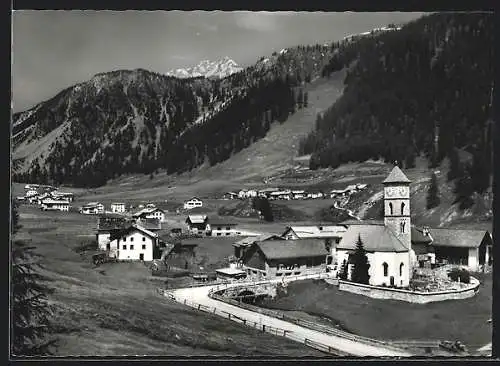 AK Tschierv, Ortsansicht mit Kirche