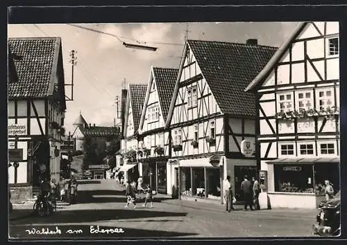 AK Waldeck a. Edersee, Ortspartie mit Anwohnern und Gasthaus Bürgerhof