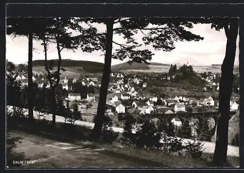 AK Daun /Eifel, Ortsansicht von einem Berg aus