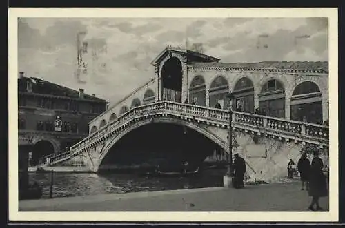 Foto-AK Venezia / Venedig, Ponte di Rialto, Rialtobrücke mit Passanten