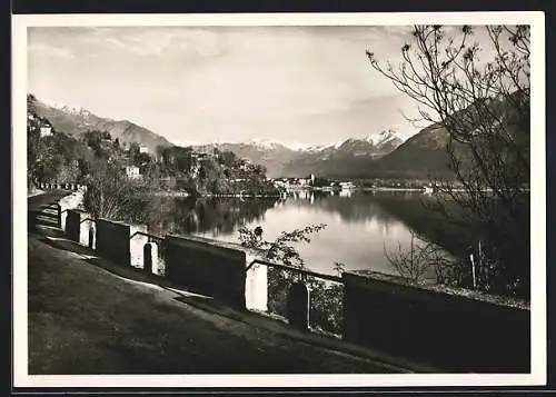 AK Ascona, Blick von der Alpenstrasse zu dem Ort