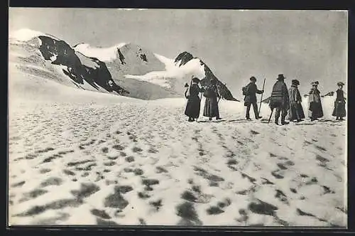 AK Gruppe beim Übergang über den Hochjochferner
