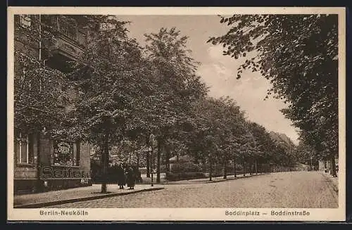 AK Berlin-Neukölln, Boddinplatz mit Boddinstrasse und Seifenverkauf