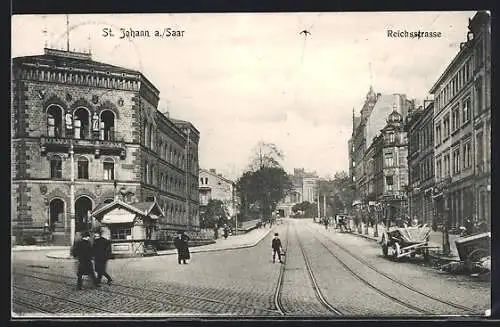 AK St. Johann a. Saar, Reichsstrasse mit Passanten