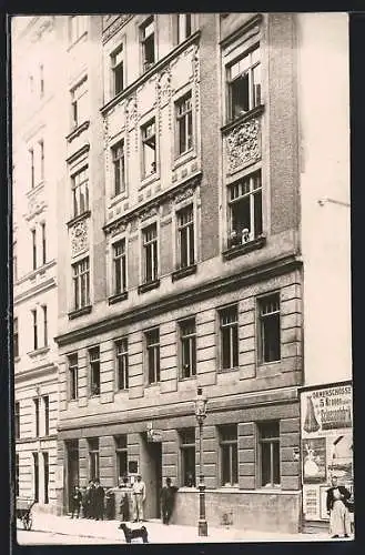 Foto-AK Wien, Kleidermacher Franz Piwal & Hausbewohner der Alserbachstrasse 22