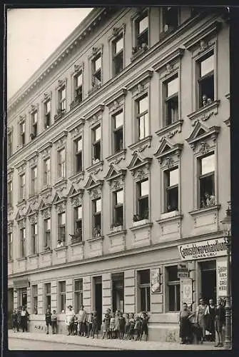 Foto-AK Wien, Salzachstrasse 19, Gemischtwaren-Handlung Agnes Übl, Hausbewohner