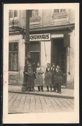 Foto-AK Wien, Schuhhändler Franz Michalik in der Lederergasse 28 mit seinen Angestellten