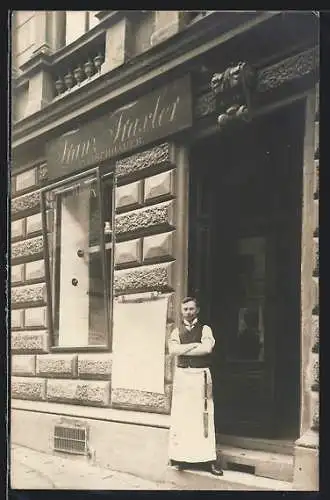 Foto-AK Wien, Fleischhauer Franz Traxler vor seinem Geschäft Millergasse 50