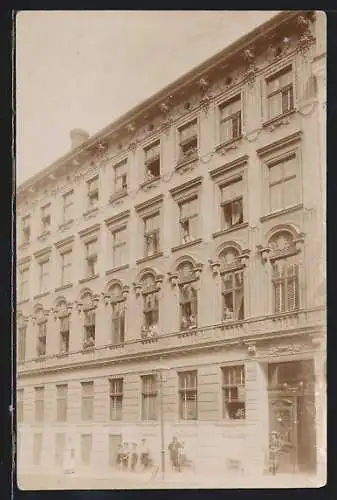 Foto-AK Wien, Ganglbauergasse 36 mit Bewohnern