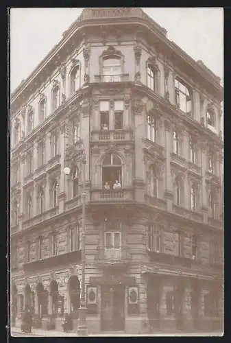 Foto-AK Wien, Militär. Veteranen-Verein Feldm. Erzherzog Albrecht, Josefstädter Strasse /Lederergasse