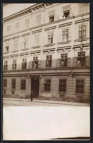 Foto-AK Wien, Haus Skodagasse 22 mit Bewohnern