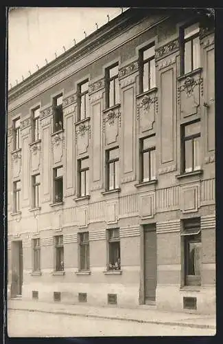 Foto-AK Wien, Donaufeld, Haus Gretlgasse 7 mit Bewohnern, um 1920