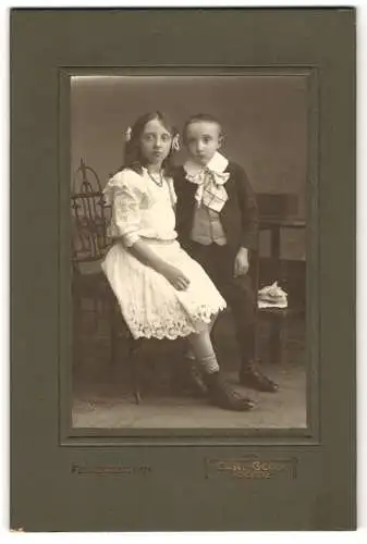 Fotografie Carl Goos, Hoerde, Kleiner Junge und Mädchen in hübscher Kleidung