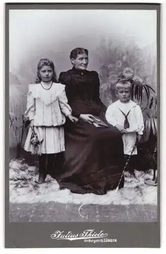 Fotografie Julius Thiele, Lübeck, Gr. Burgstr. 15, Bürgerliche Dame mit zwei Kindern