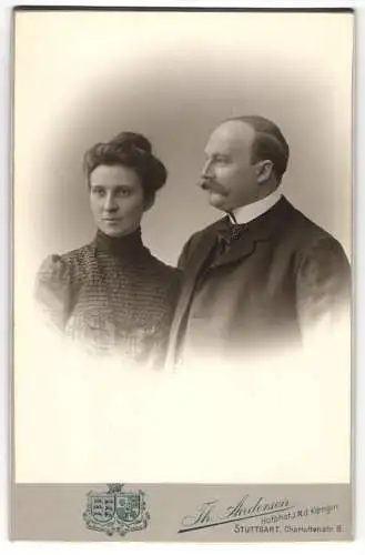 Fotografie Th. Andersen, Stuttgart, Charlottenstr. 8, Ehepaar in zeitgenössischer Kleidung