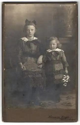Fotografie Herm. Zieger, Aschersleben, Breite Str. 27, Zwei Mädchen in gepunkteten Kleidern