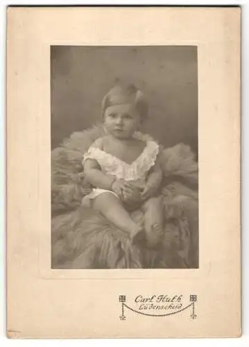 Fotografie Carl Huth, Lüdenscheid, Kleines Kind im Hemd mit einem Ball