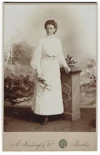 Fotografie A. Jandorf & Co., Berlin, Brunnen-Str. 19-21, Junge Dame im weissen Kleid