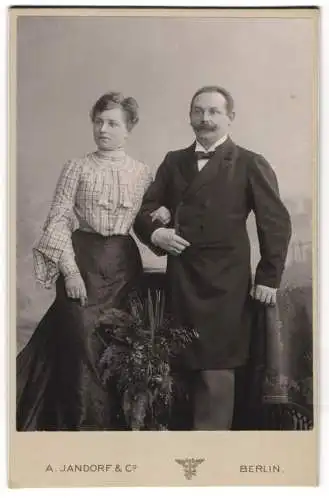 Fotografie A. Jandorf & Co., Berlin, Spittelmarkt 16-17, Ehepaar in modischer Kleidung