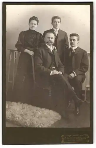 Fotografie Adolf Bergmann, Hannover, Bürgerliches Paar mit zwei erwachsenen Söhnen