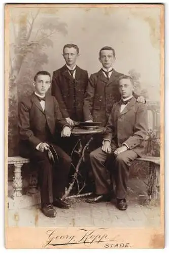 Fotografie Georg Kopp, Stade, Wilhadi Kirchhof 86, Vier elegant gekleidete Herren am Tisch