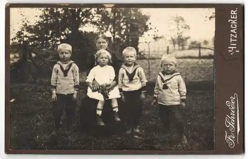 Fotografie Fr. Schröder, Hitzacker, Bürgerliche Dame mit vier Kindern