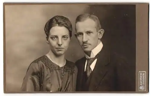 Fotografie A. Wertheim, Berlin, Leipzigerstr., Bürgerliches Paar in eleganter Kleidung