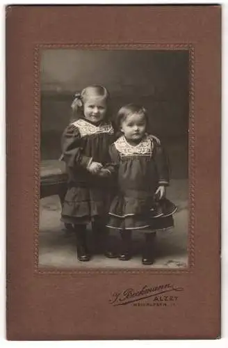 Fotografie J. Beckmann, Alzey, Weinrufstr. 11, Zwei kleine Mädchen in Spitzenkleidern
