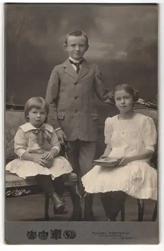 Fotografie Adolph Hartmann, Dessau, Drei Kinder in zeitgenössischer Kleidung