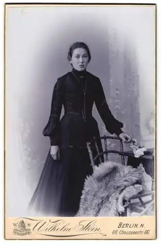 Fotografie Wilhelm Stein, Berlin, Chaussee-Str. 66, Junge Dame im schwarzen Kleid